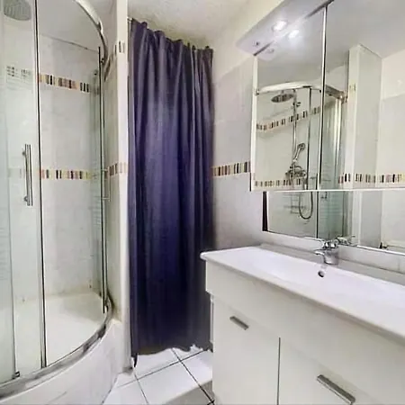 A La Apartment *